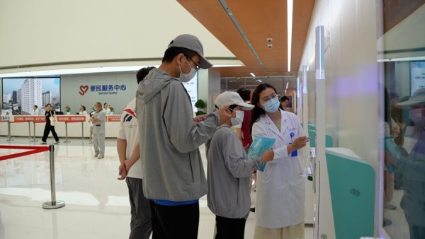 富余通 奉贤明起告别三甲综合医院“空白”：阿姨一部公交直达，“等新华医院开张！”